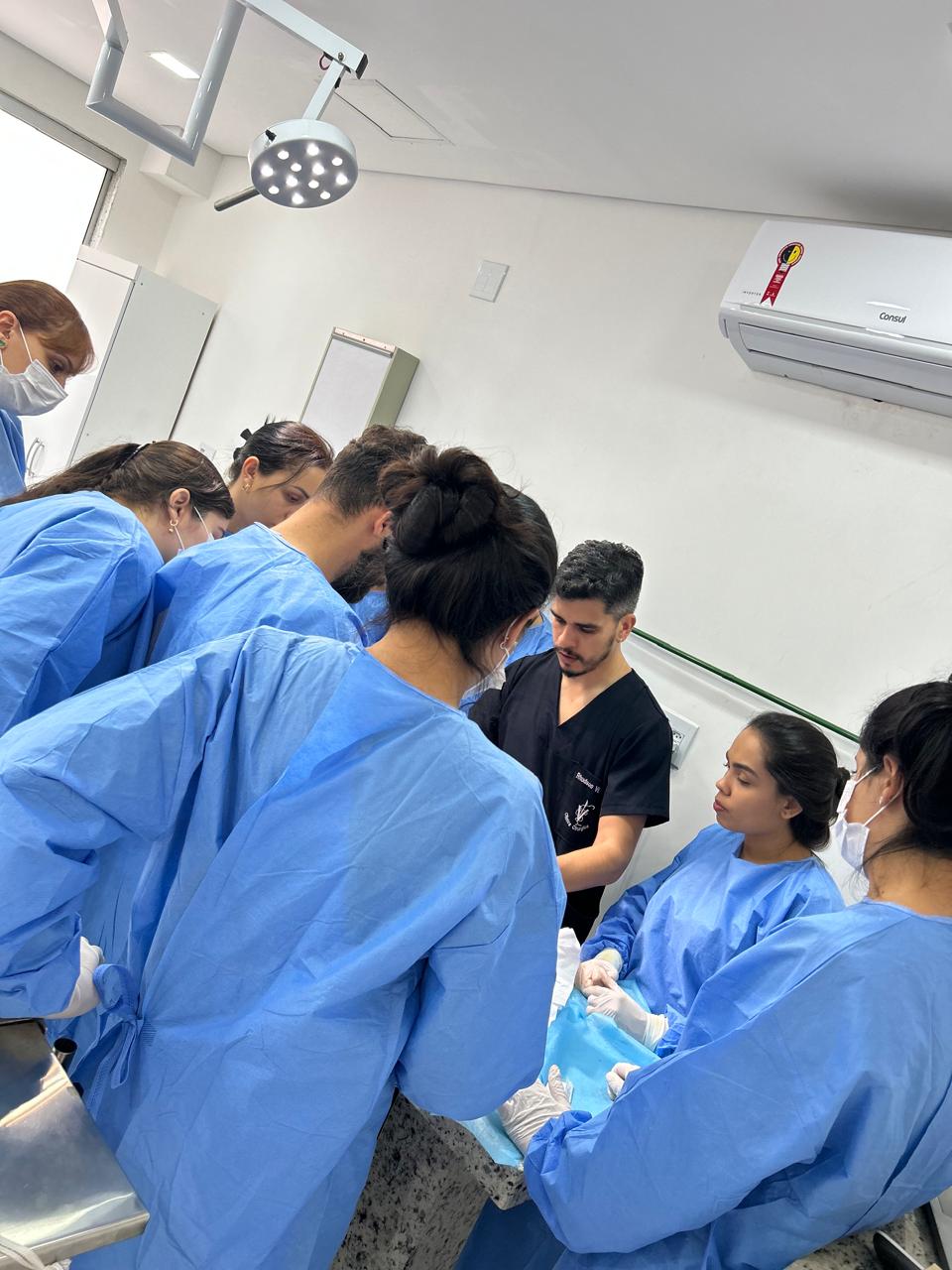 Profissional veterinário com animal – CIMEV Betim